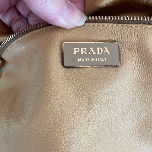 Stunning red leather Prada bag. - Picture 2 of 11